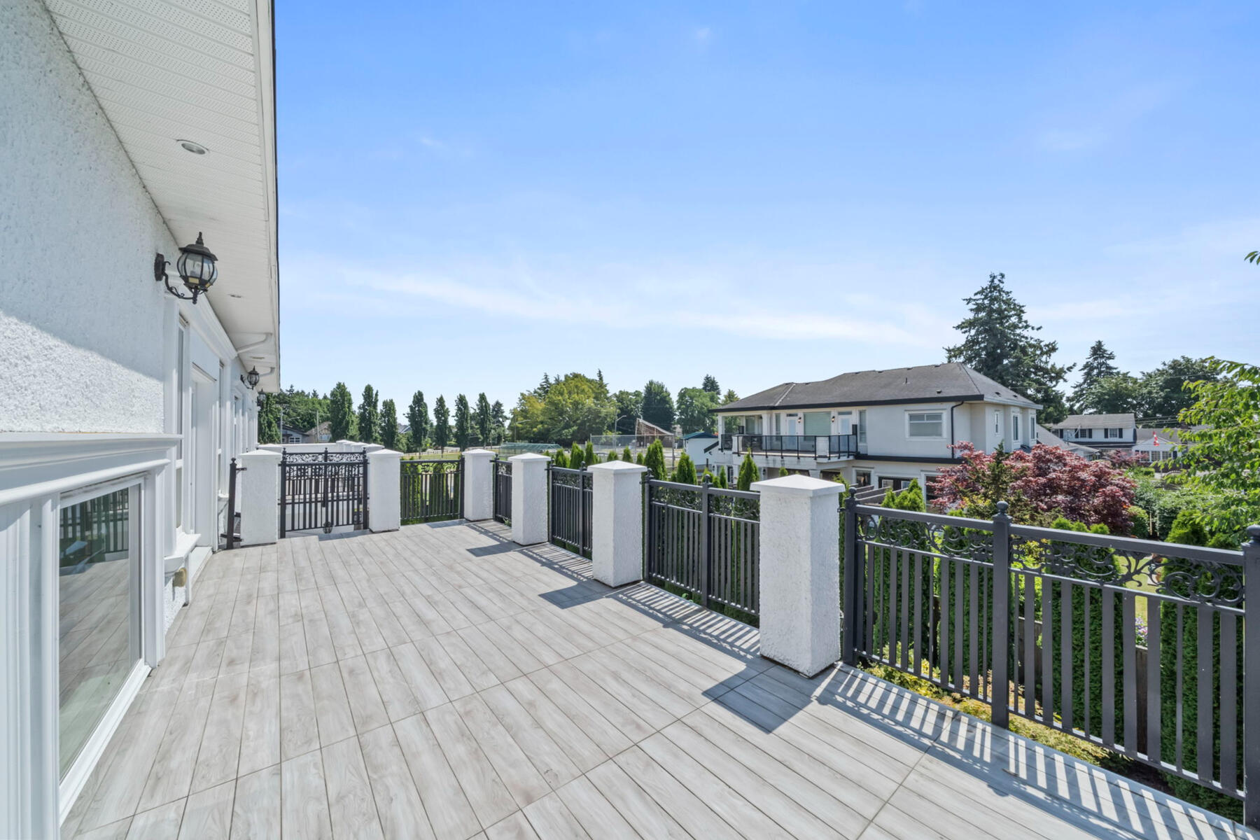 Step outside. A private balcony extends the suite toward the neighbouring park, bringing fresh air and greenery into the everyday routine.