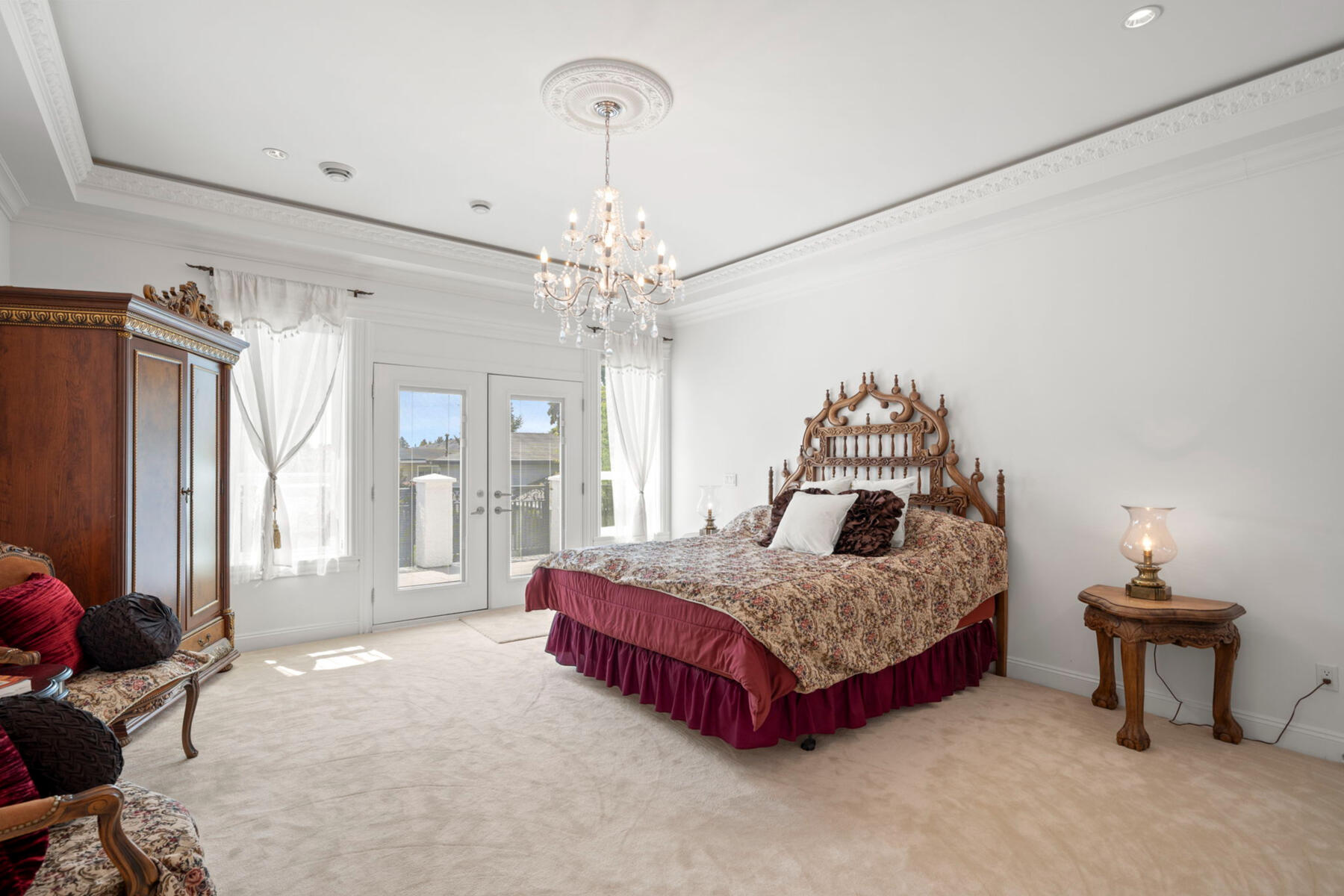 Space to truly settle in. The primary suite offers generous proportions and abundant storage for clothing, shoes, handbags, jewelry and the pieces collected over time.